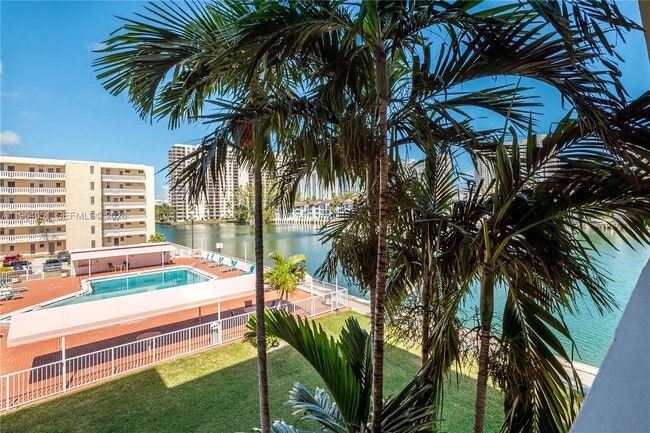 Building Photo - 2980 Point E Dr