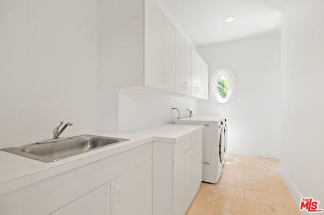 Building Photo - 520 N Palm Dr