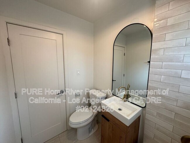 Building Photo - 629 W 23rd St