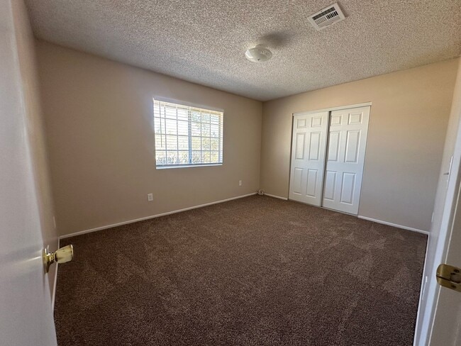 Building Photo - Beautiful 3 bedroom home available now