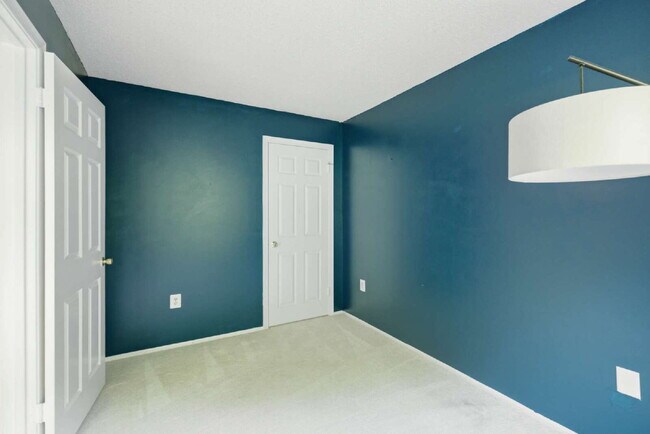 Building Photo - Lakeside End-Unit Condo Near Metro Convenience