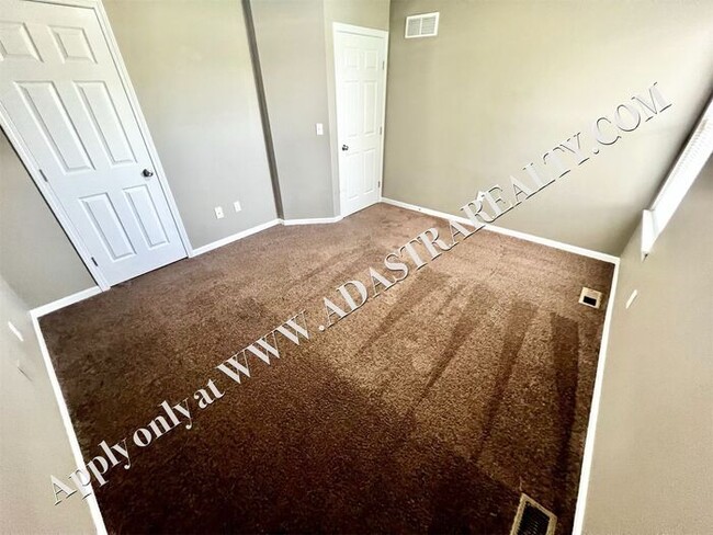Building Photo - Spacious Shawnee Townhome 3 Bed/3 Bath-Ava...