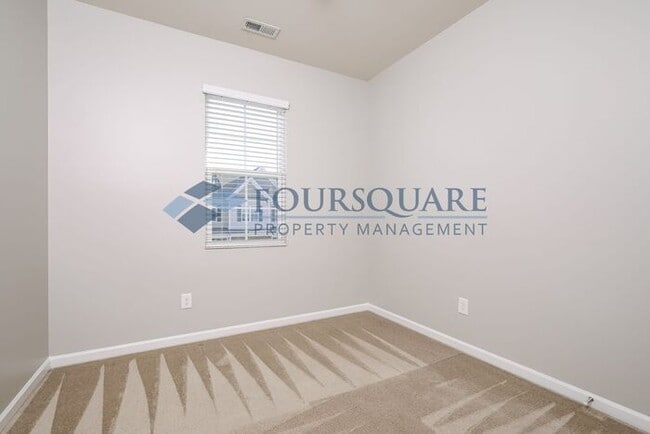 Building Photo - Conveniently Located Townhome With 3 Beds and 2.5 Baths