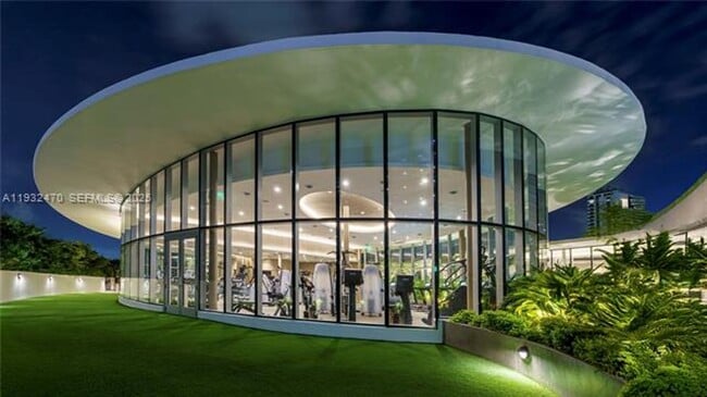 Building Photo - 700 NE 24th St