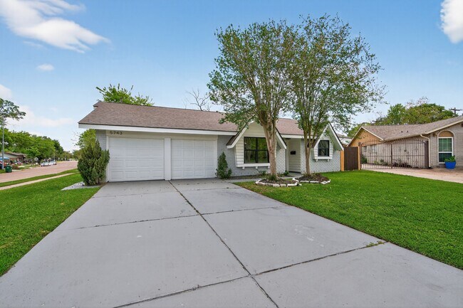 Building Photo - 5743 Ludington Dr