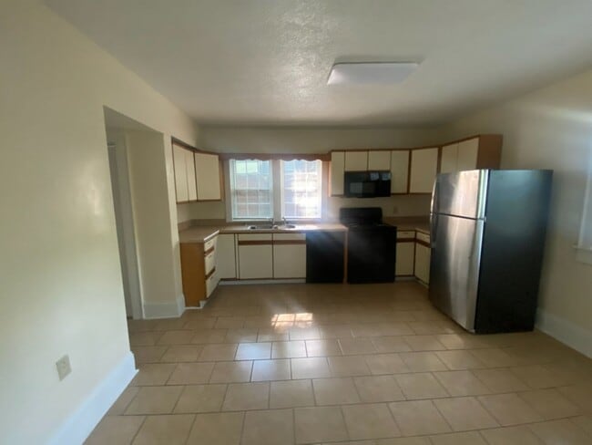 Building Photo - 6 Bedroom 2 Bathroom Single Family Home