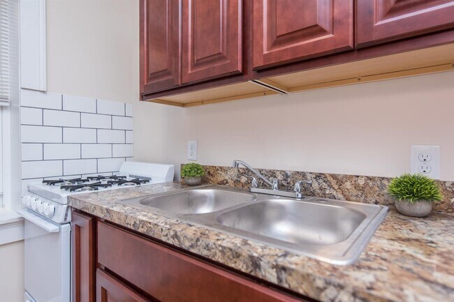 Building Photo - 265 Lyndhurst Pl