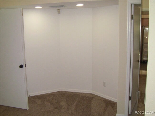 Building Photo - 205 N Entry Oaks Point