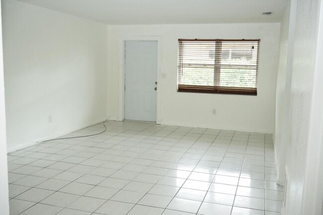 Building Photo - 1561 NE 109th St