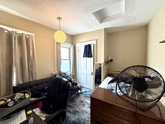 Building Photo - 2242 Victor St