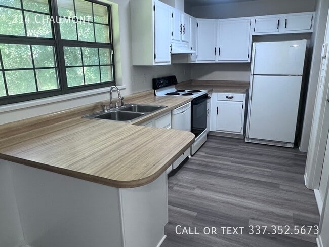 Building Photo - 214 Chaumont-