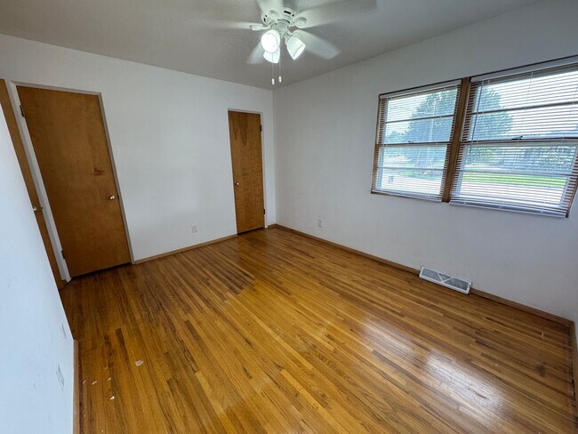 Building Photo - New Kitchen & Flooring! JUST LISTED!