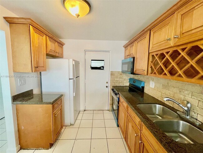 Building Photo - 2320 S Cypress Bend Dr