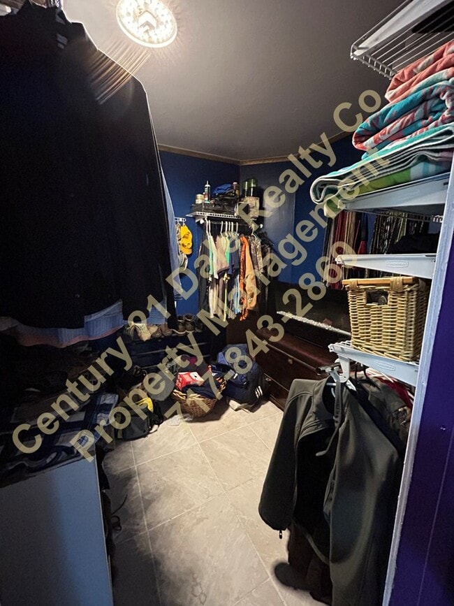 Building Photo - Large 3 Bedroom, 2 Bath Pet friendly home with off street parking and a 600sqft detached garage