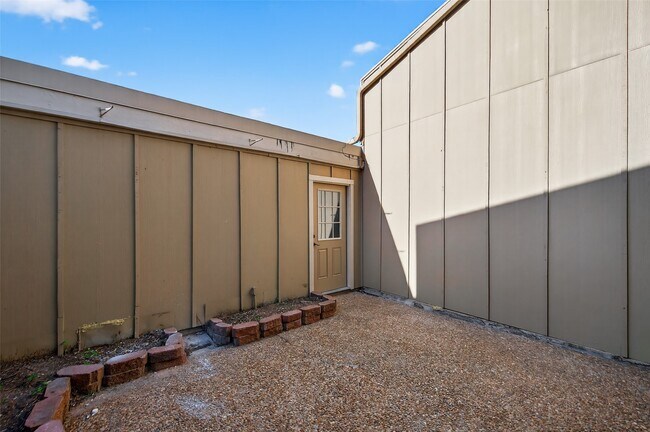 Building Photo - 11504 Village Pl Dr