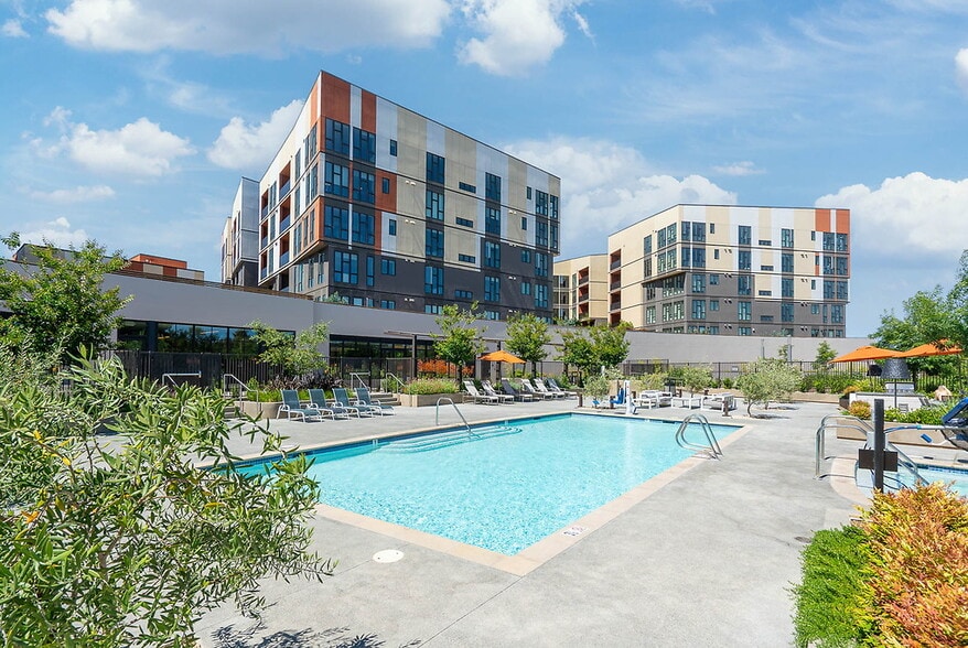 Building Photo - 1250 Lakeside