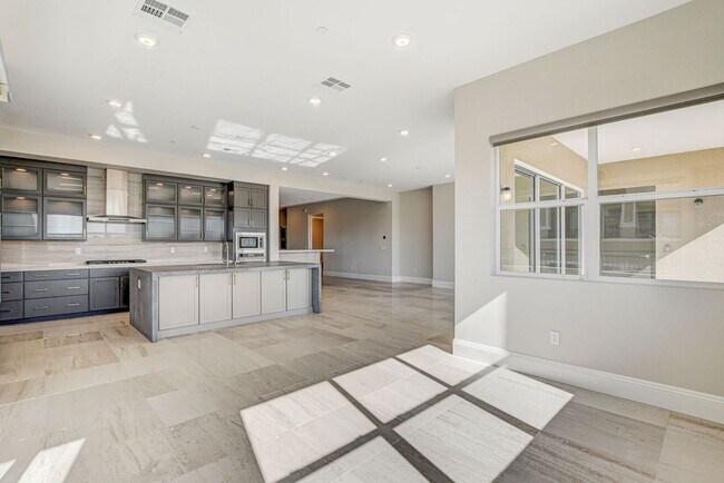 Building Photo - Mira Villa Condo