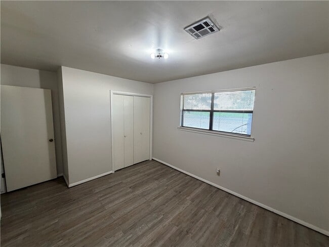 Building Photo - 1657 W Pleasant Grove Rd