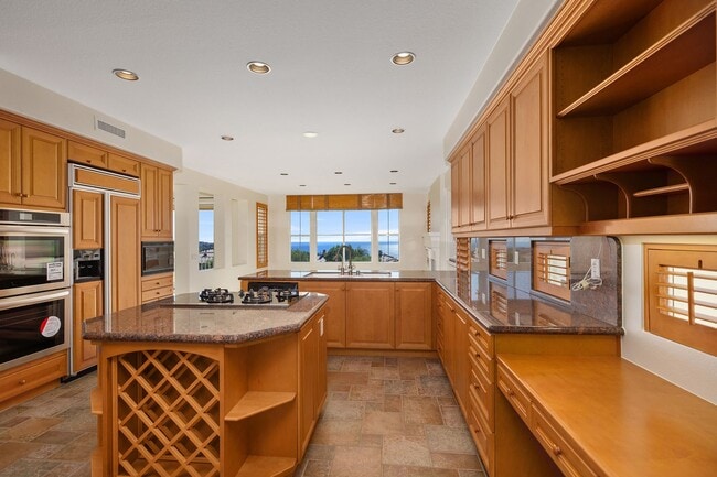 Building Photo - Exclusive Pelican Ridge Home.