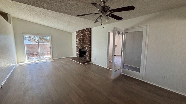 Building Photo - Quaint Three Bedroom, Two Bathroom Home!