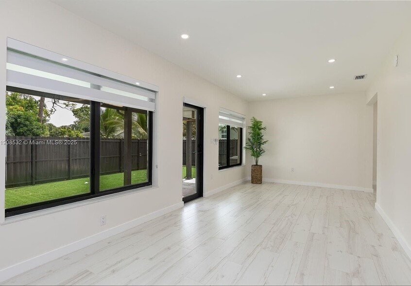 Building Photo - 5641 SW 67th Ave