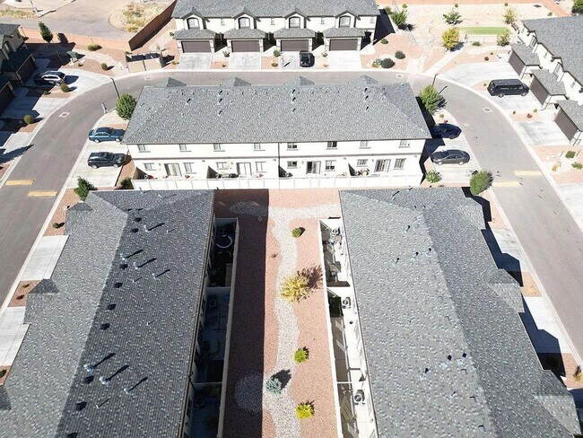 Building Photo - Bright and Spacious 3 Bedroom Townhome.