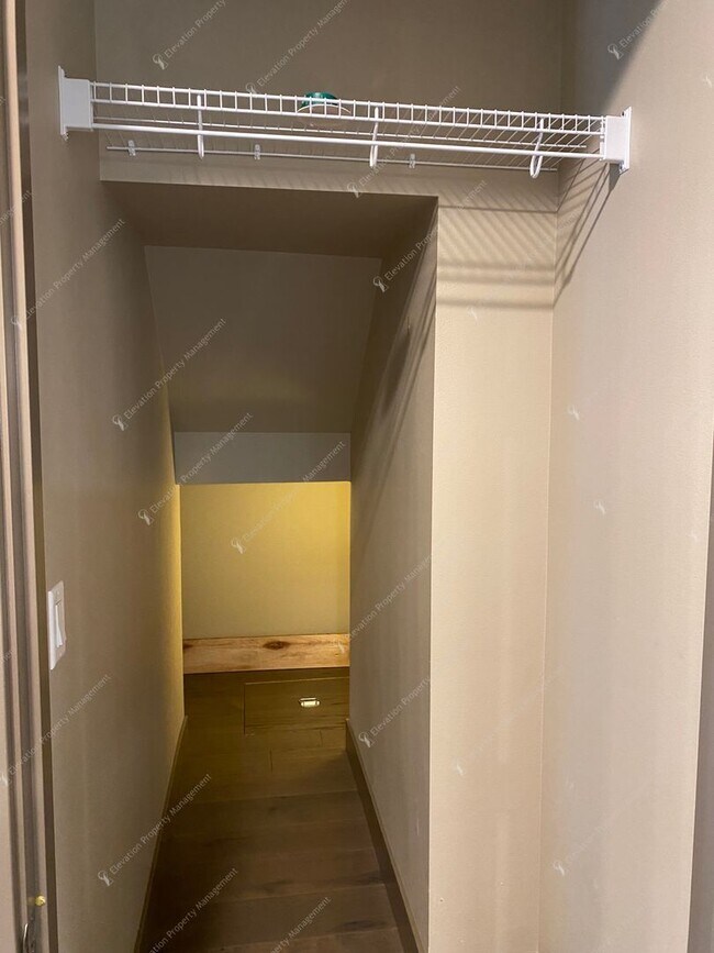 Building Photo - Designer-Finished Townhome Near COCC & NWX