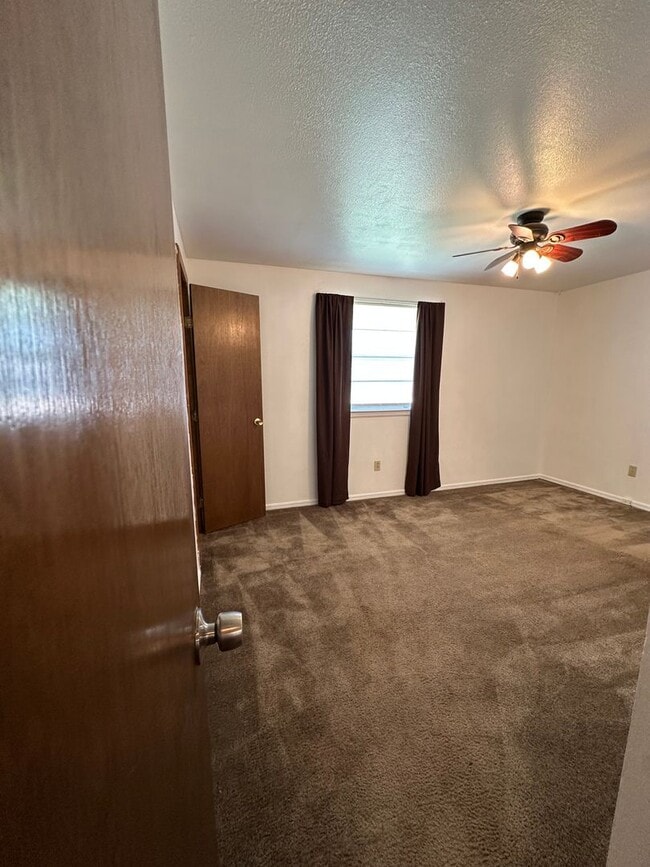 Building Photo - 4 Bed, 2 Bath house w/1 car garage