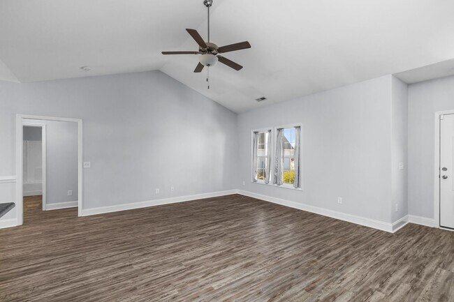 Building Photo - 3 bedroom 2 bathroom with a bonus room