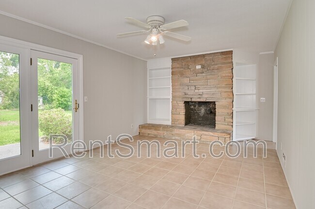 Building Photo - 202 Spring Dr