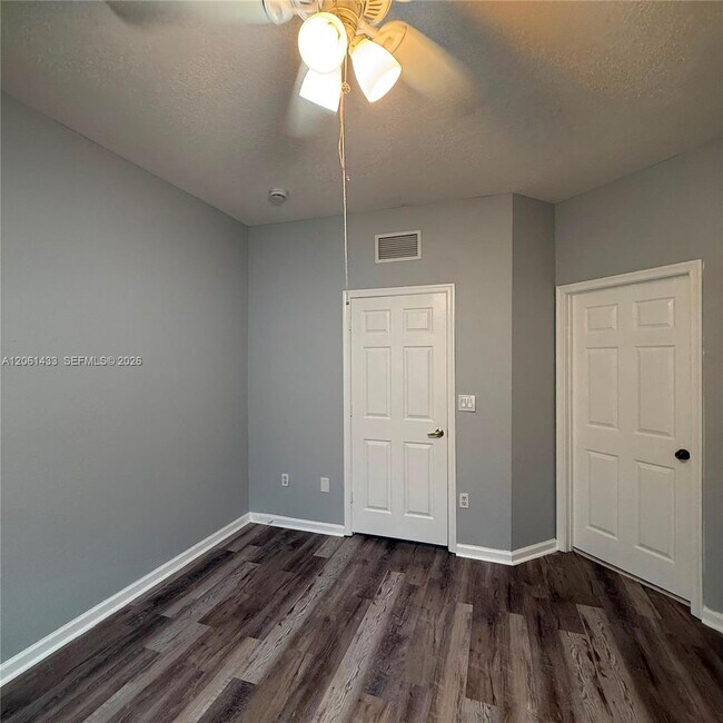 Building Photo - 8811 S Isles Cir