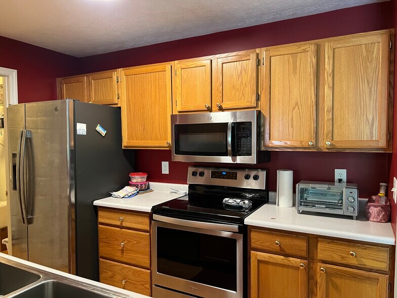Kitchen with Appliances - 7392 Ridgepoint Dr
