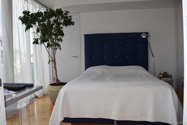 Building Photo - 925 Pacific St