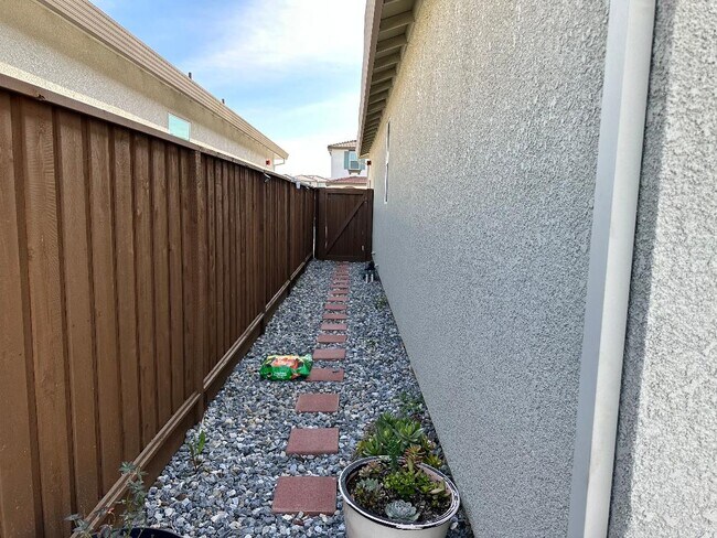 Building Photo - 2109 Blossom Ranch Rd