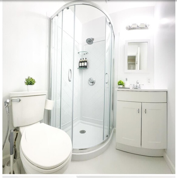 Shared Bathroom - 7515 Havelock St