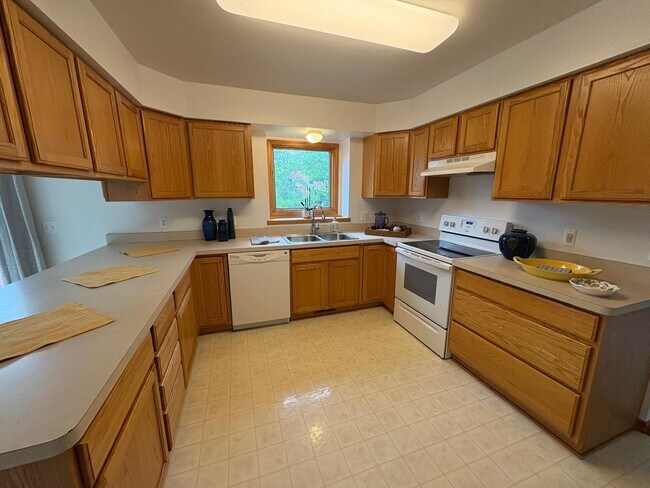 Building Photo - 565 Ironwood Way