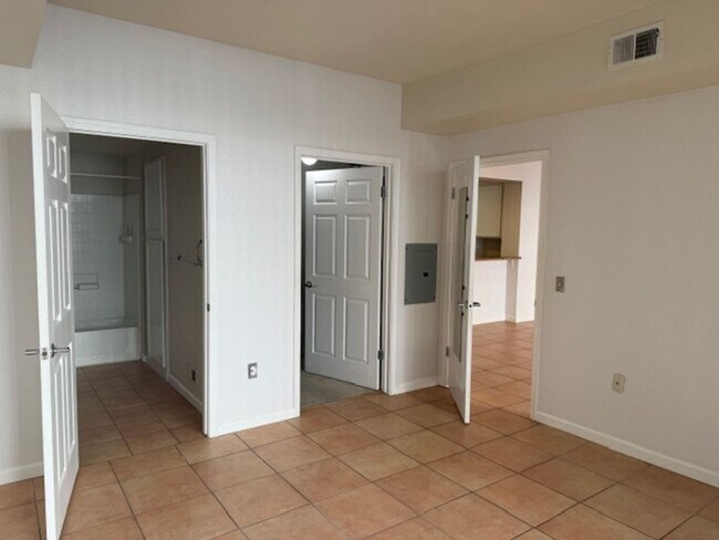 Building Photo - Charming Condo offer convinience and seclusion