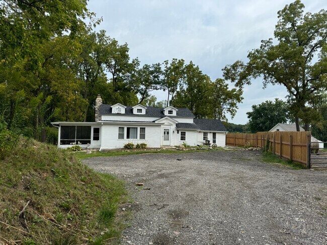 Building Photo - 147 E Algonquin Rd