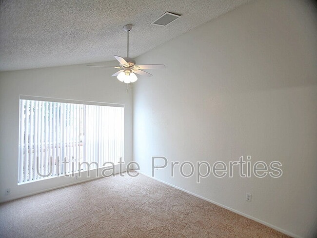 Building Photo - 448 E Topeka Dr