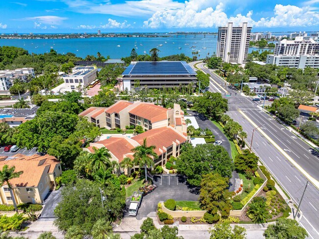 Building Photo - 800 Hudson Ave