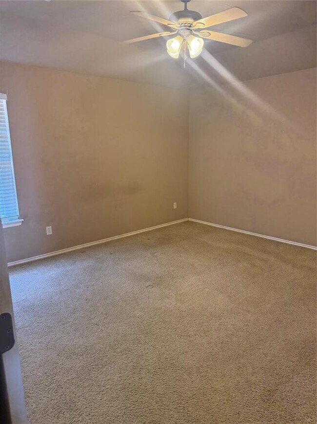 Building Photo - 400 S Castle Ridge Ln