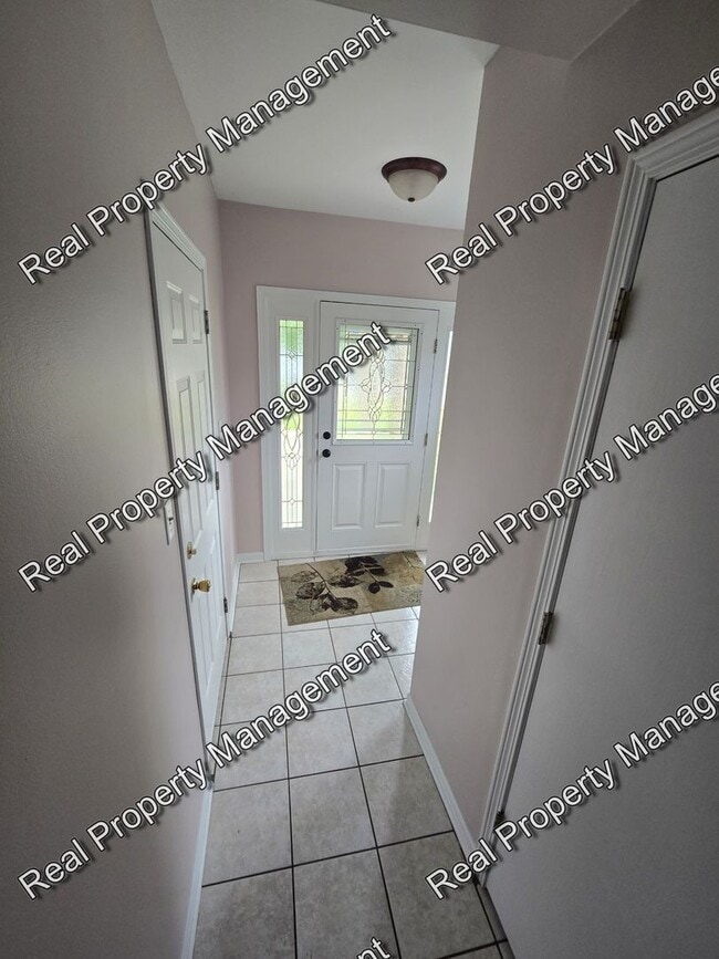 Building Photo - Three Bedroom Townhome