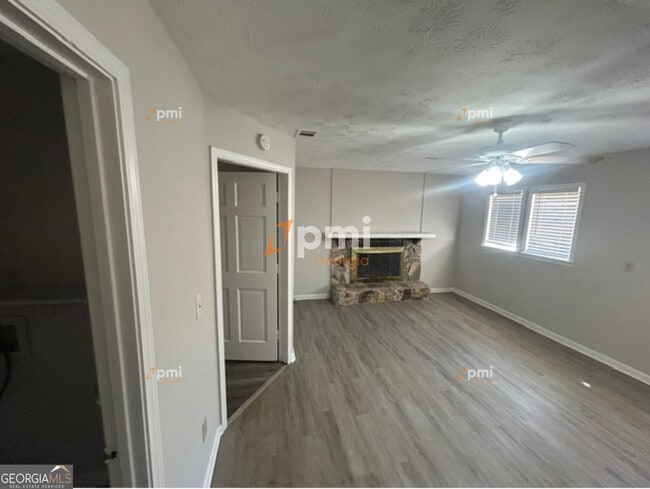 Building Photo - 667 Rae Dr SW