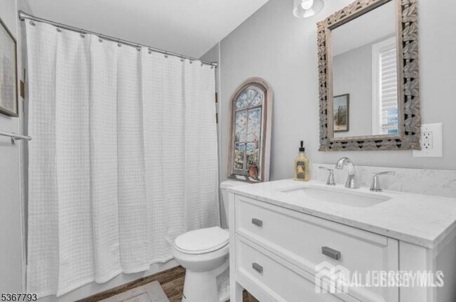 Building Photo - 28 Bay Ave