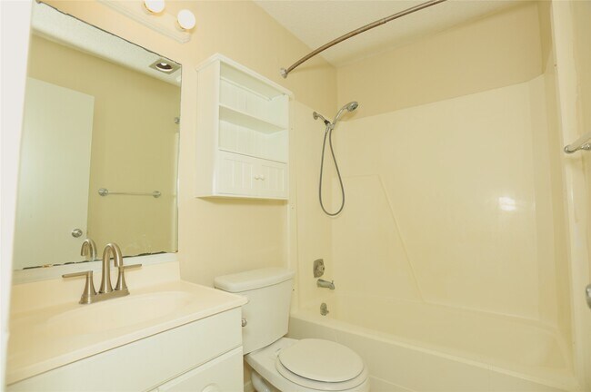 Building Photo - 206 Banyan Dr