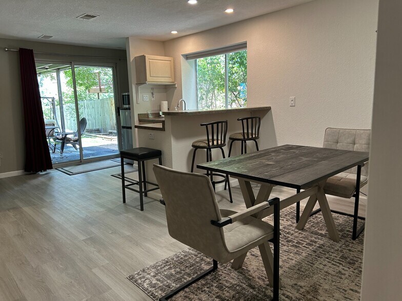 Building Photo - 995 Quince Ave