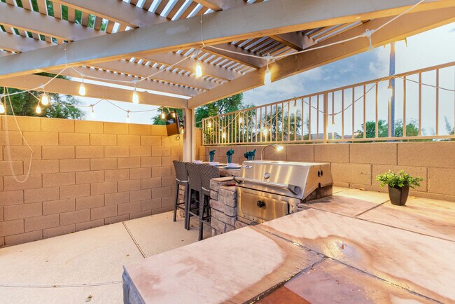 Building Photo - 214 N 165th Dr