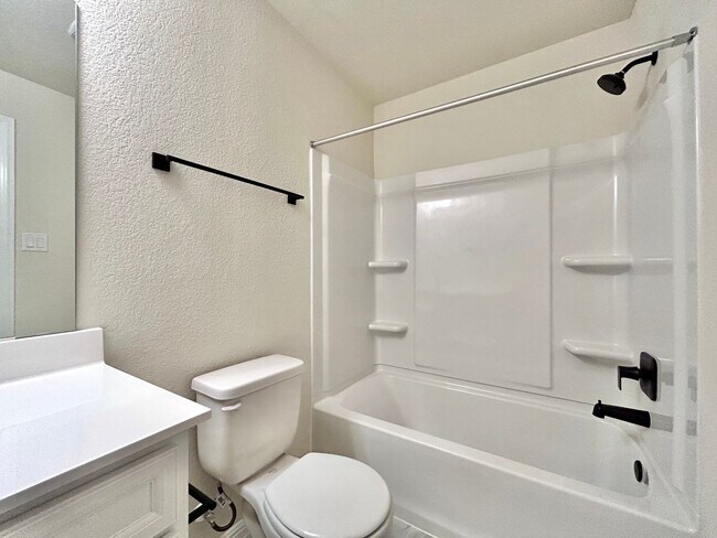 Building Photo - Spacious 4/BR 3/BA Home with Modern Upgrades in Leander