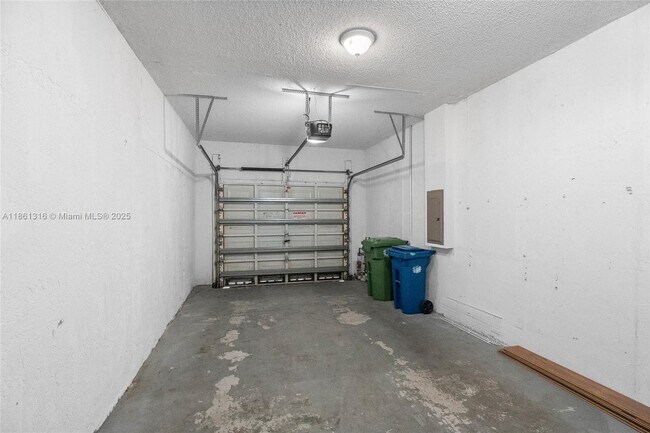 Building Photo - 2082 Madeira Dr