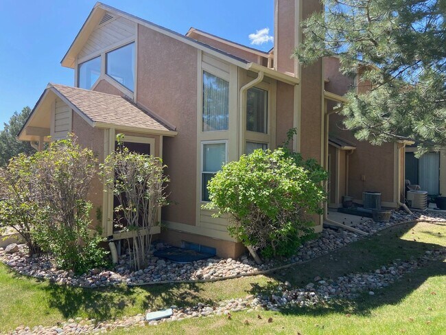 Building Photo - Beautiful 3 Bedroom 2 Bath Townhome Close ...